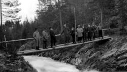 Klassifikasjonskomiteen på ei bru over elva Fulldøla i Telem