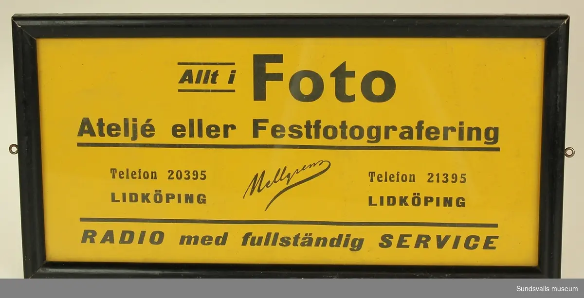 Bär texten Allt i foto atelje eller festfotografering telefon 20395 Lidköping Radio med fullständig service. Svart tryck på gul botten.