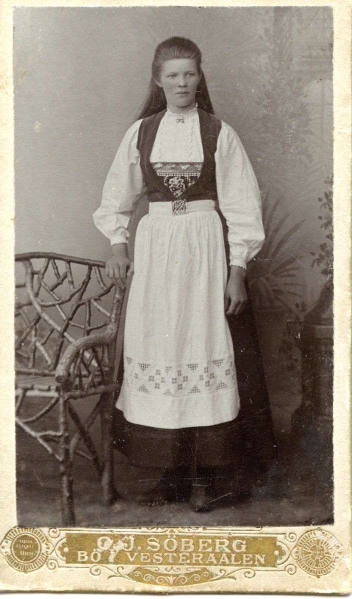 "Mor"
Tora Margrethe Andreassen fra Vik. Gift med Johan Edvardsen, skifta seinere navn til Strøm. Hennes mor var Marie (kom fra Voss) - derfor bunaden!