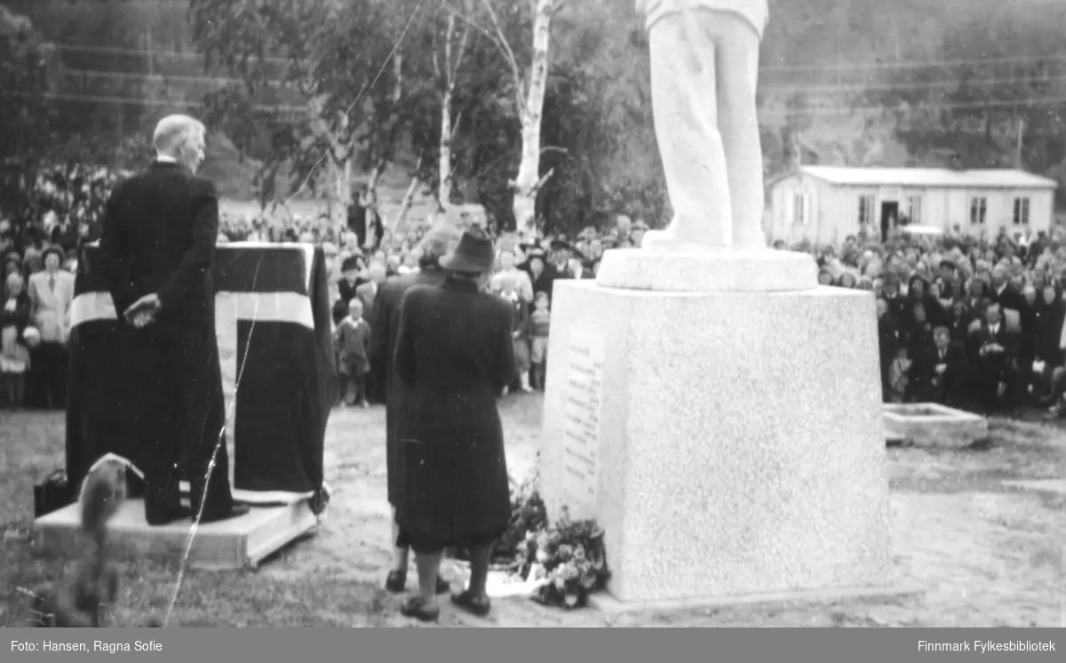 Påskrift:"Pårørende legger ned krans." Avduking av minnesmerke for falne av Alta bataljon under krigen. Den ble avduket av generalmajor A. D. Dahl 24.7.1949.