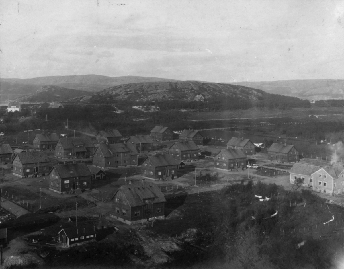 Bilde 335.3. Flott panorama over Kirkenes. Dette bildet utgjør et panoramabilde sammen med bildene 335.1 og 335.2. Trolig tatt i november 1910. Arbeiderboliger på Myra.