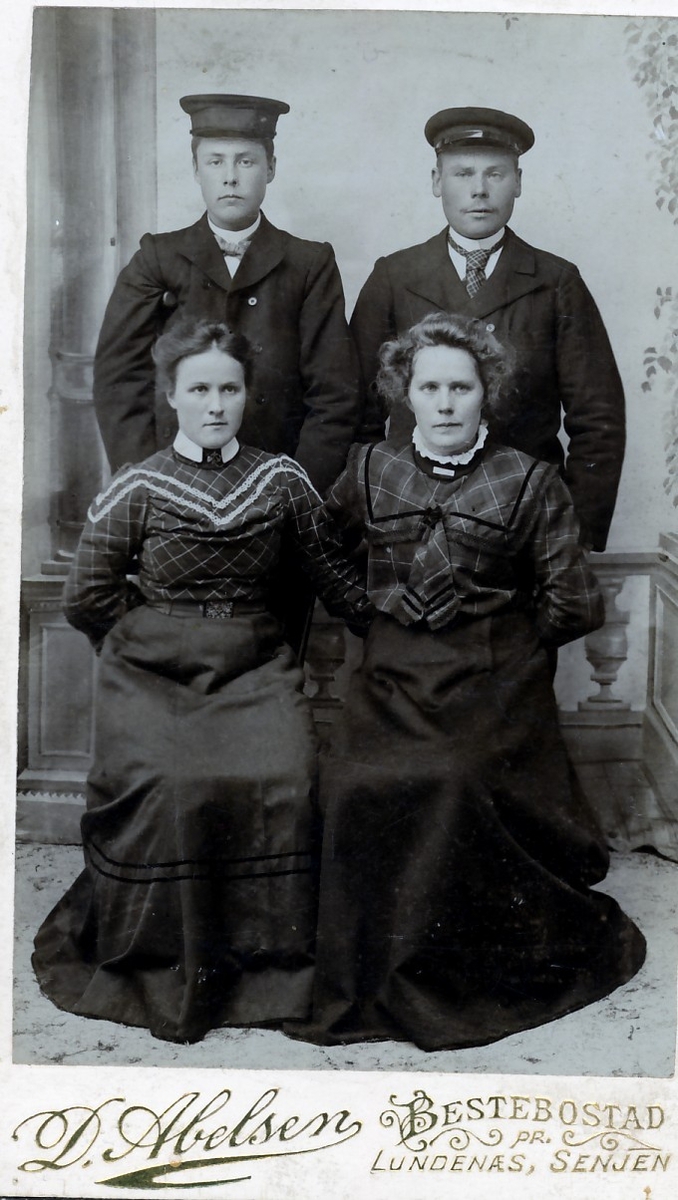 Til høyre Gustav  Aanes f. Edvardsen (1882-1964) og kona Anna Pettersen (1884-1952). (Ånes, Kjerringnes). Paret til venstre kan være Sigurd Pettersen og kona Lovise, som overtok heimgården til Anna på Medby i Bjørnskinn.