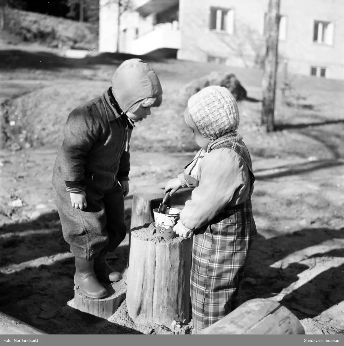 Vårmotiv från Norra berget. På bild 1 är det Lena Göthner och Karin Thorén som leker i Tivoliparken.