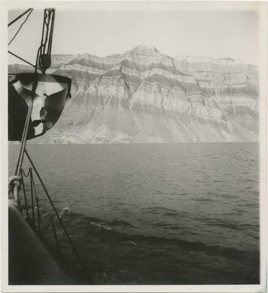 Parti av Berzelius berg i Øst-Grønland sett fra et skipsdekk.