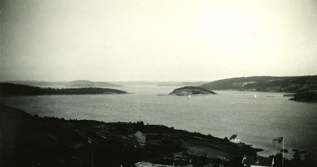 Sommaren 1941-1946. Från utsiktsplatsen i Valberget? 
Foto Erik A? Havsten, Mattholmen, Vindön.