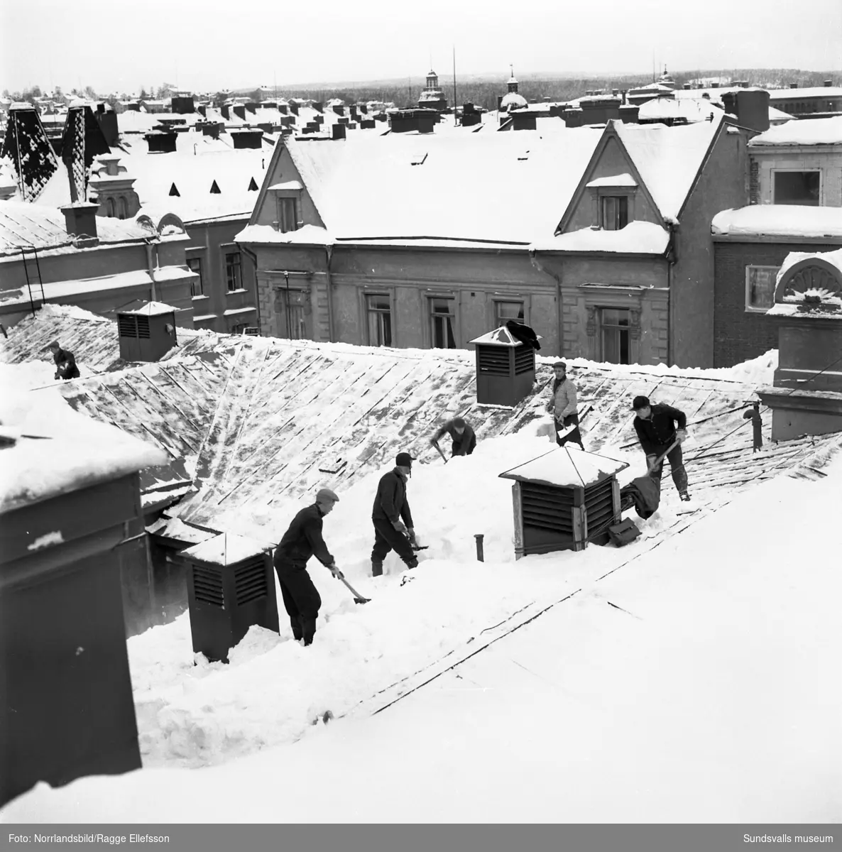 Snöskottning på Stadshusets tak.