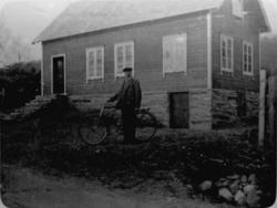 Syver med sykkel ved huset sitt i Vesl-Lykkja, mørkt og ukla