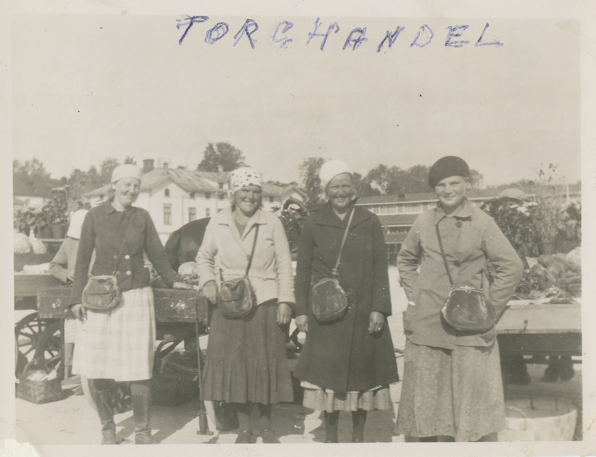 Portrettfotografi av fire kvinner på torget i Finland som selger hagevekster.