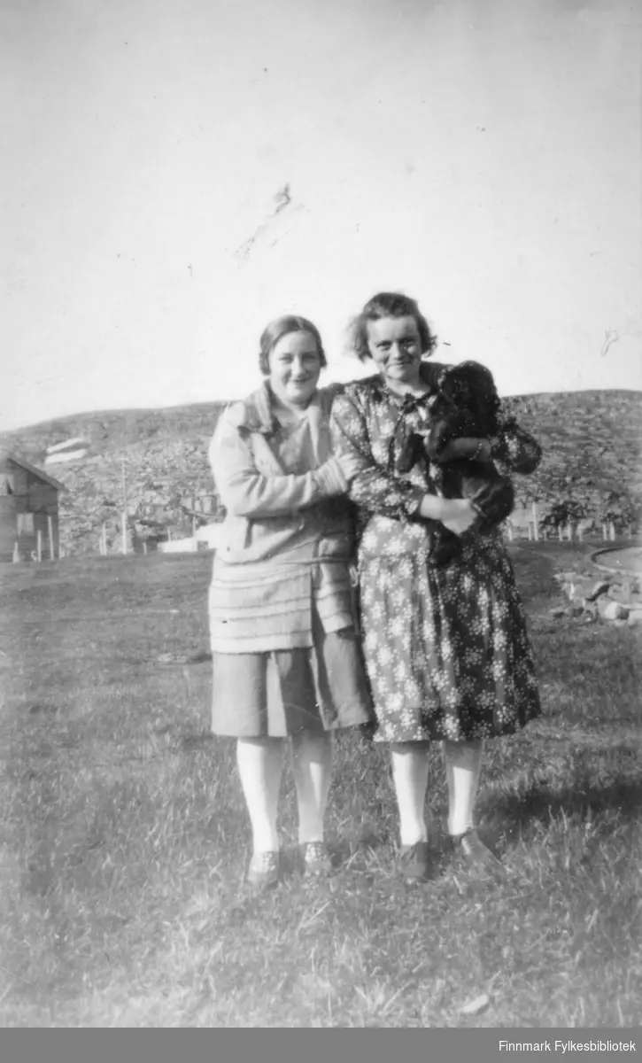 To damer på et jorde i Kiberg før krigen (hvis ikke i Hamningberg?). Fra venstre: Gudrun Bauna og Aline Strige.