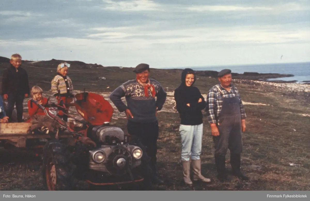 Seks personer fotografert på Komagnes, sommeren 1970. Noen av personene er Arnulf Bauna, Karl Huru, Hilde Jacobsen, Sverre Jacobsen og May Edith Huru. En jente er ukjent.