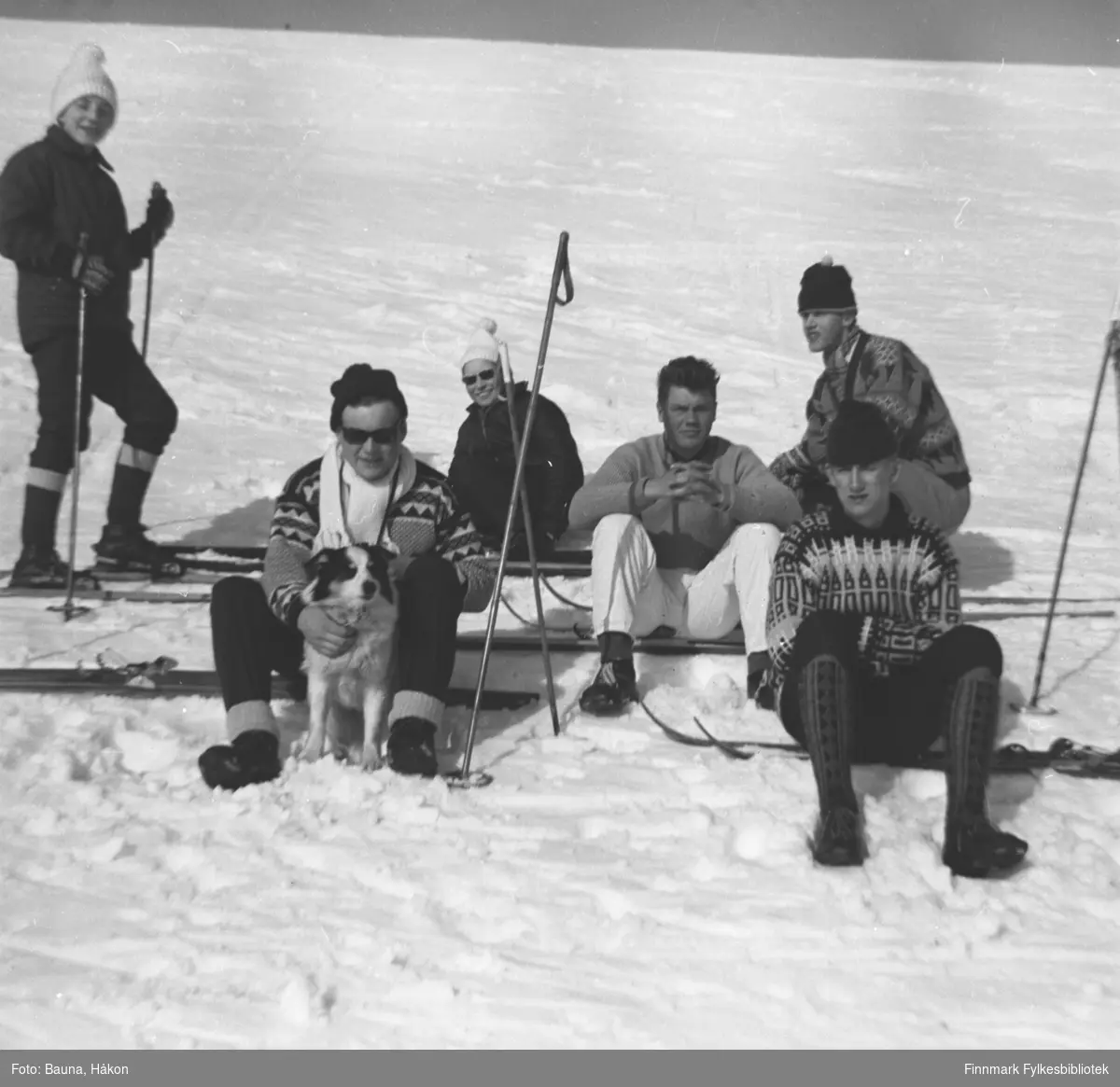 Skitur på Holmfjell i Skallelv. Personene er, fra venstre: Edmund Pleym, Roald Huru, Bjarne Huru, Trygve Rimala, Ansgar Jørstad(bak med mørk topplue) og Kjell Harjo.
