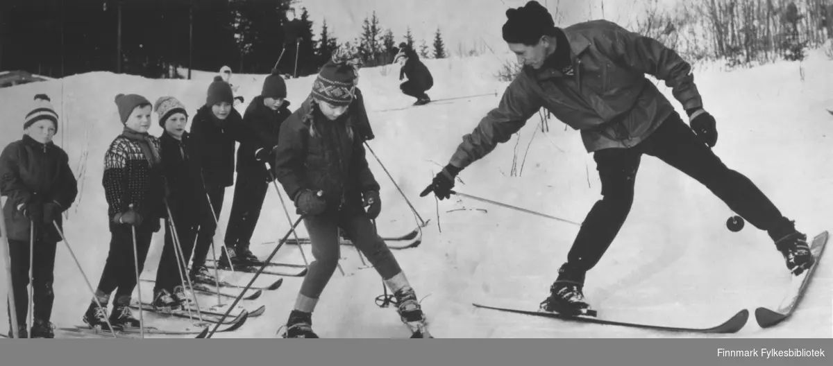 Ragnvald Dahl som auktorisert skilærer i langrenn og alpint. Da han sluttet å konkurere i langrenn 1959, startet han skiskole på Norefjell og skiinstriktørskole for lærerne på Østlandet.