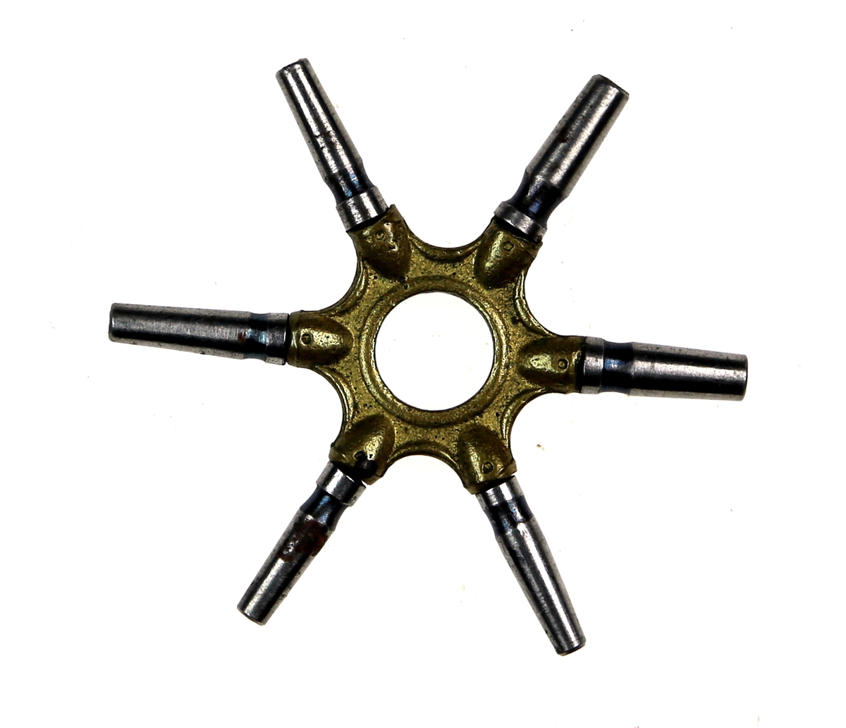Nøkkel støpt i messing  og jern/stål, med 6 trekkere i en stjerneform
