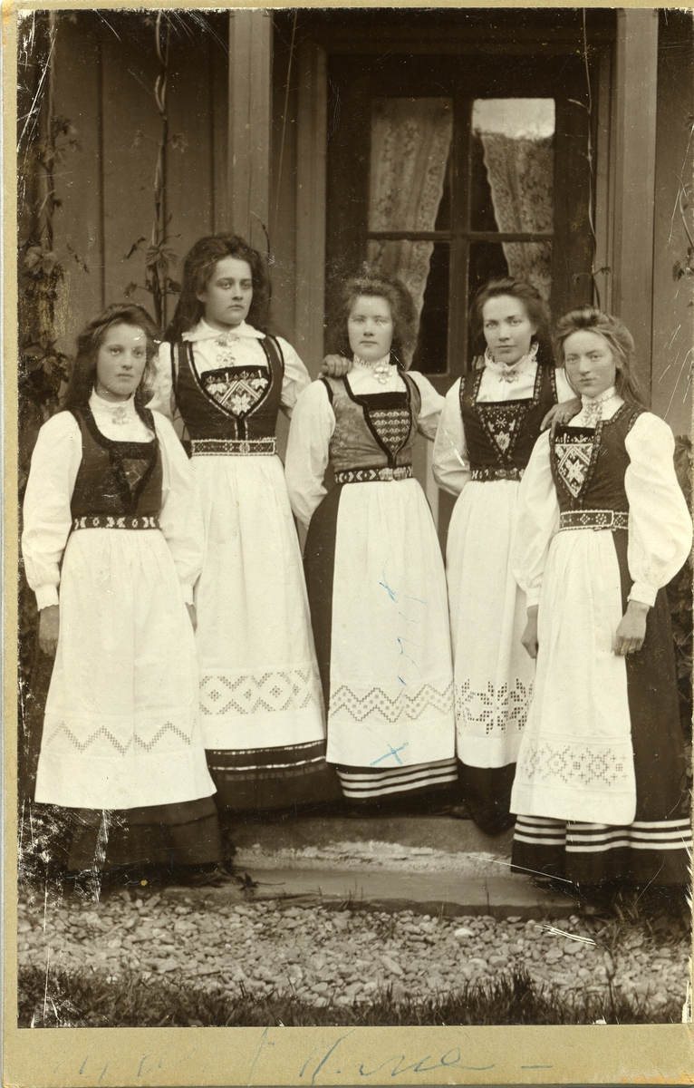 Personalet på ett av hotellene i Grindaheim. 5 unge kvinner i budan/nasjonalen