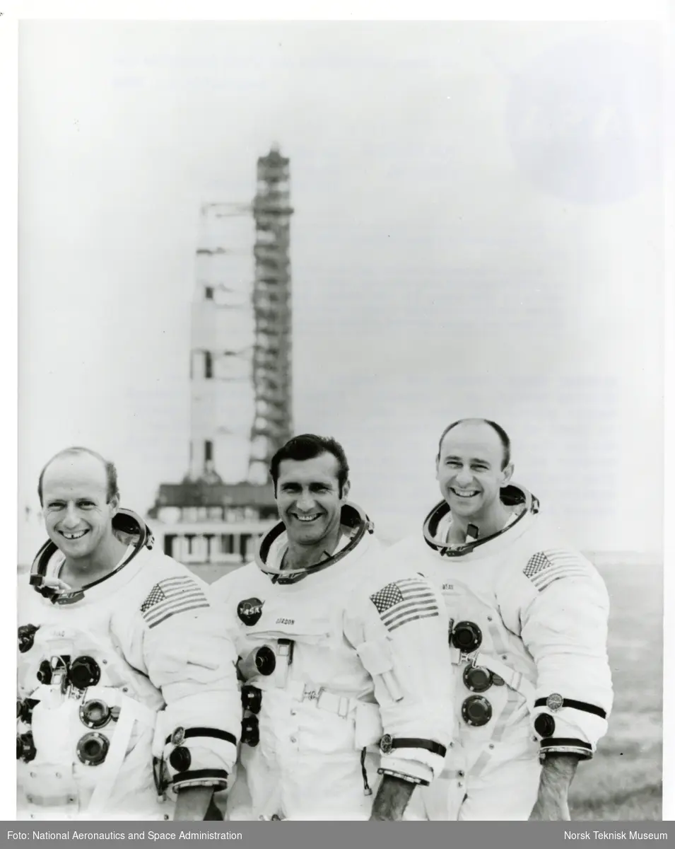 Apollo 12 astronautene Charles Conrad, Richard F. Gordon og Alan L. Bean foran raketten Saturn V.