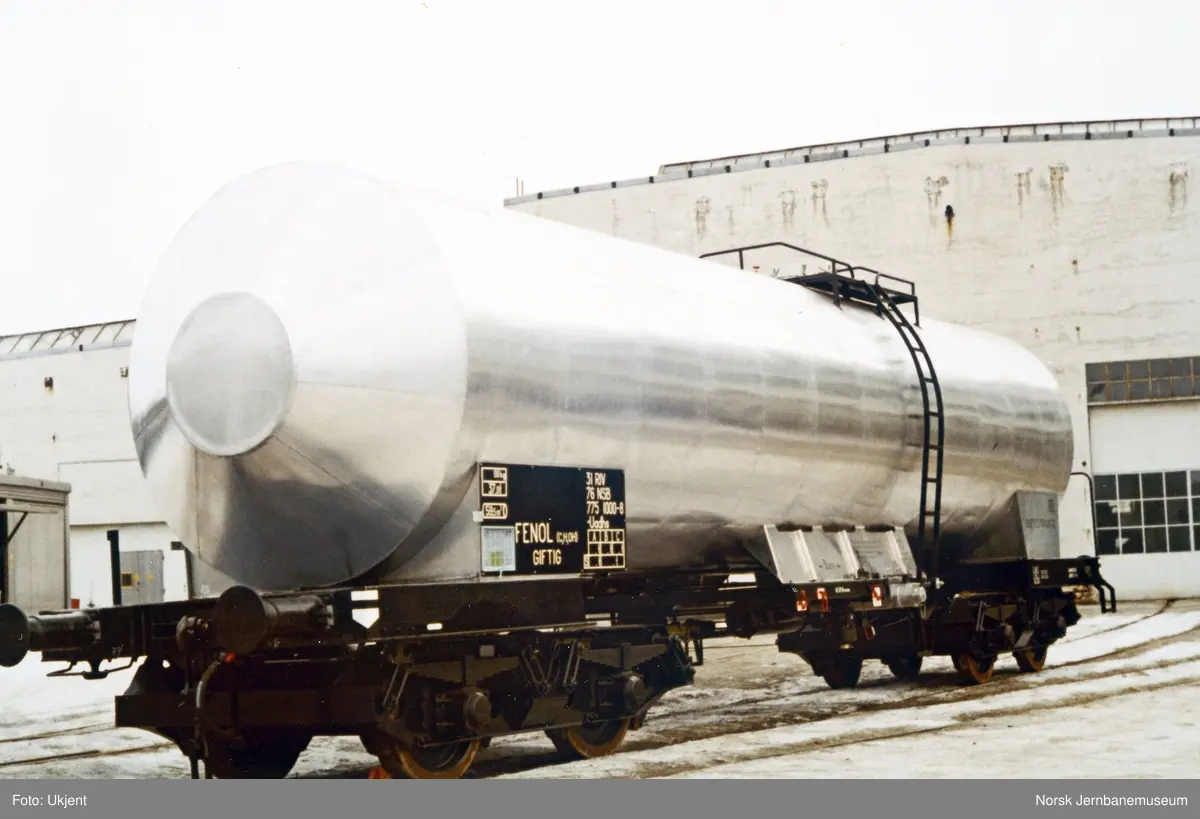 Nybygd tankvogn for fenol, litra Uadhs nr. 775 1000 - Norsk ...