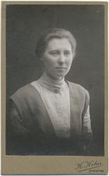 Studioportrett av Karen Henriksen i halvfigur.