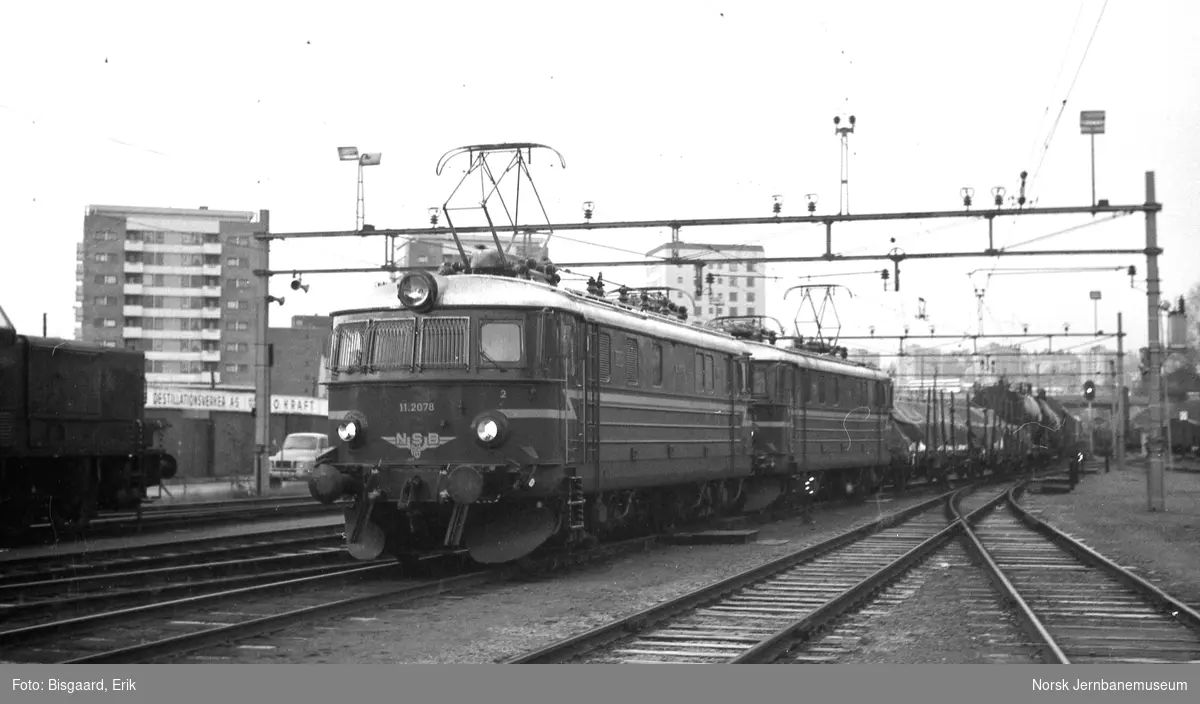 Elektriske lokomotiver El 11 2078 og 2085 med godstog 5166 på Grefsen stasjon