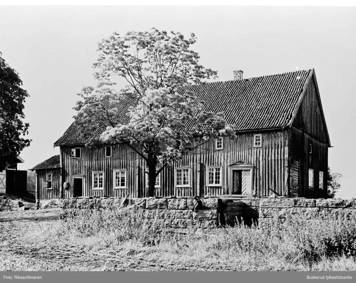 Skriver Vaker eller stor Vaker gård, Norderhov 
Fra Aadnes stuen
Gården brant i 1949