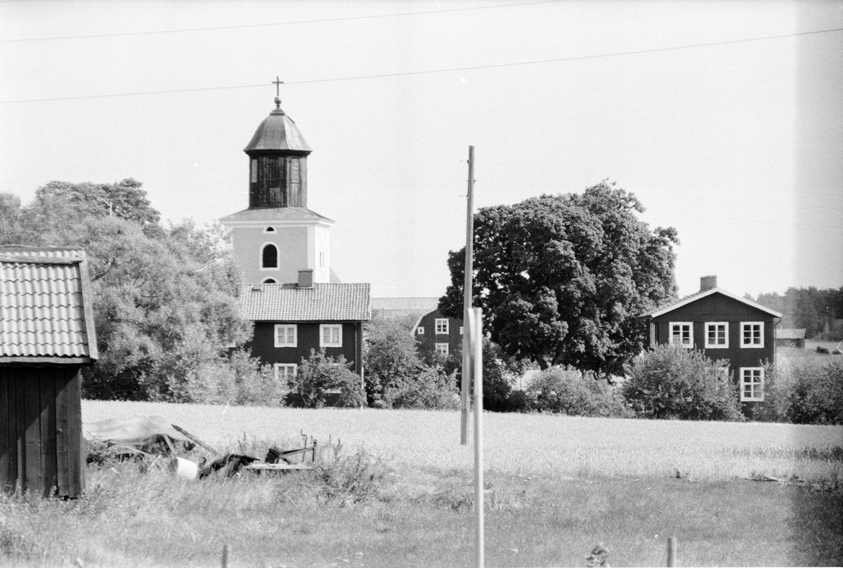 Läby kyrka, Klockaregården samt gamla skolan, Läby socken, Uppland 1975