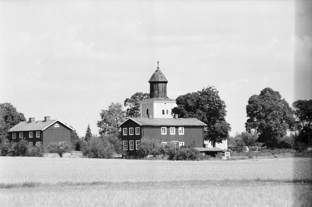 Läby kyrka, Klockaregården samt gamla skolan, Läby socken, Uppland 1975