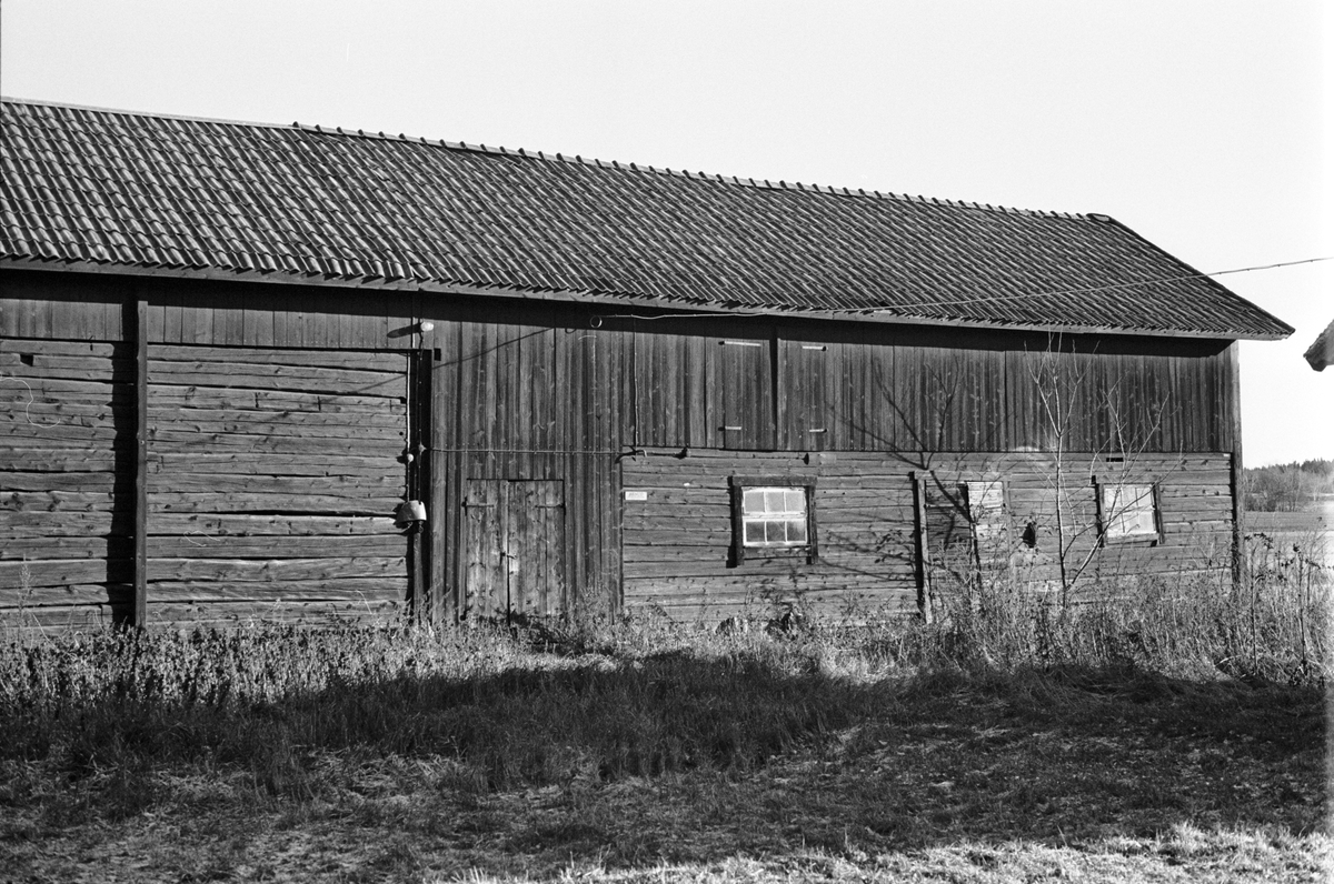 Ladugård, Tjälinge 2:2, Skogs-Tibble socken, Uppland 1985