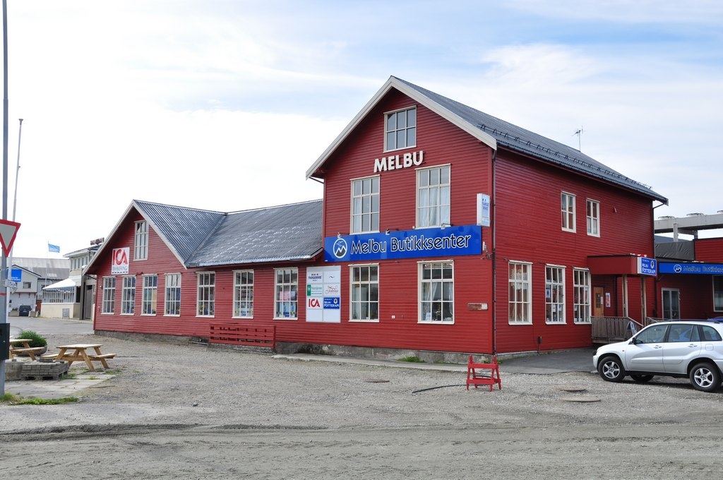 Melbu. Tidligere Nordkap Såpefabrik (Saltakbygning), del av Melbu Butiksenter.. Fasade   Ø og N.