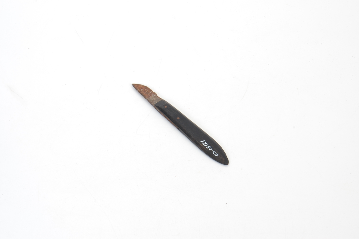 Form: Kniven har et kort, men skarpt blad. Skaftet er i plast og er langt i forhold til bladet.
