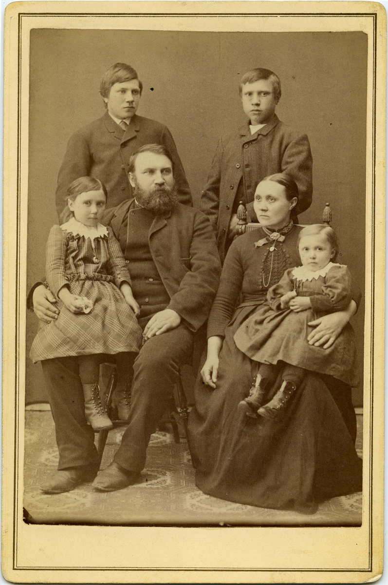 Slakter Bernhard Holm med kona Bina (f.1850) og barna Gyda og Olga, Vardø. Den ene av guttene muligens pleiesønn Albin Holm. Vardø ca. 1891-92. Guttene kan også være sønnene Adolf og Bernhard.