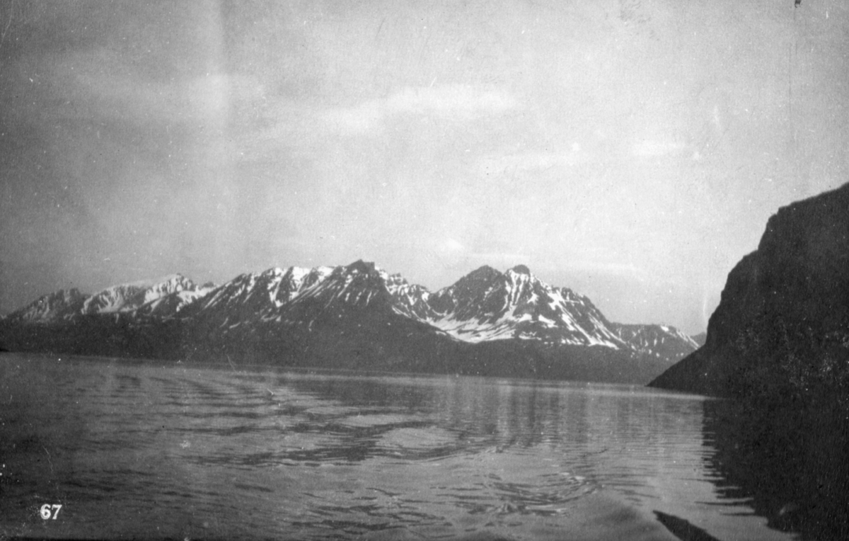 "Ind Lyngenfjorden."