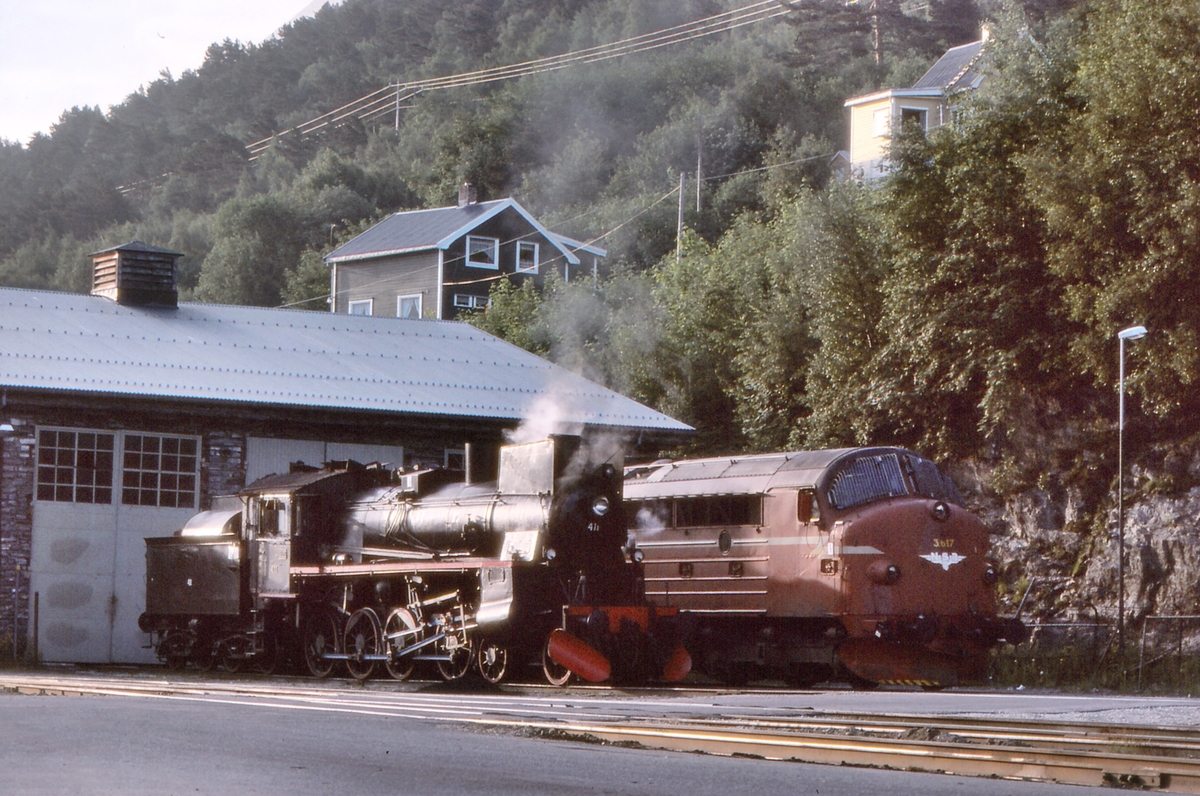 Lokomotivstallen i Åndalsnes med NSB damplokomotiv 26c 411 og Di 3 617