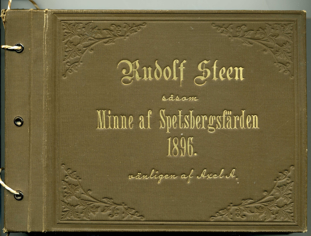 Pärm klädd med konstläder, präglade blomrankor i hörnen samt i relief med guldfärg: "Rudolf Steen såsom Minne af Spetsbergsfärden 1896. Vänligen af Axel A."