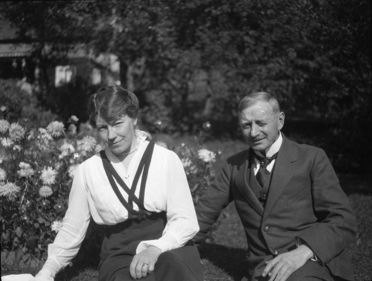Fotosamling etter Cappelen. Mann og kvinne fotografert i hagen.