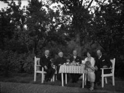 Fotosamling etter Cappelen. Fem voksne og et barn fotografer
