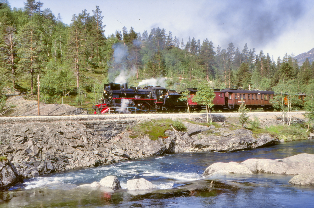 Damplokomotiv 26c 411 på Raumabanen ved Bjorli.