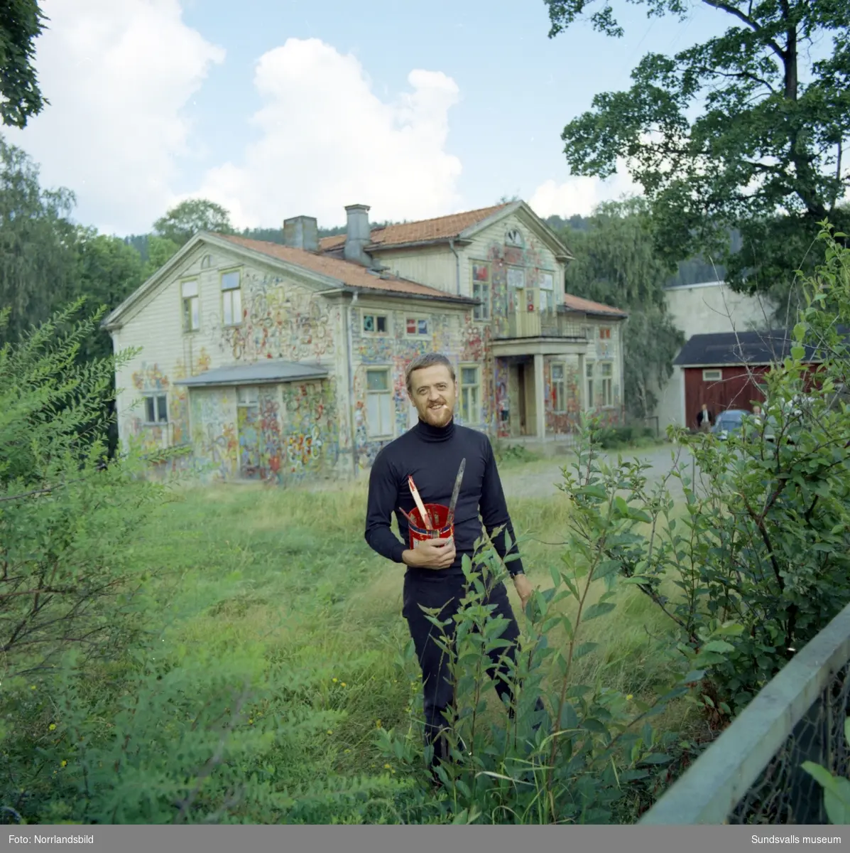 Sundsvallskonstnären Sven Höglund vid sitt färgglad hus.