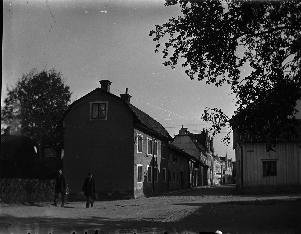 Korsningen Barnhemsgatan-Stora kyrkogatan. Till vänster gjutare Fernströms gård, därbortom Gullbergska gården. Fotograf okänd. Fotokopia finns.