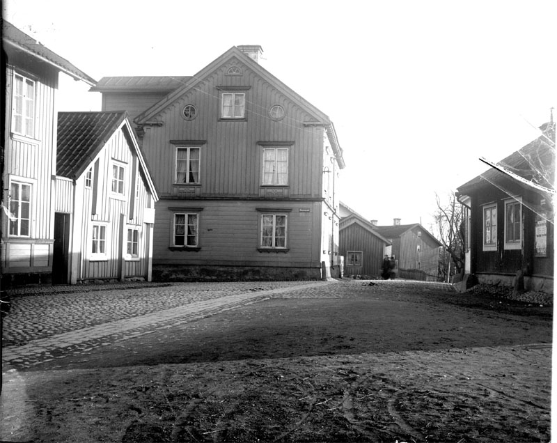 Hedbergska gården på Östra Långgatan samt till höger Mina Lindgrens gård. Fotograf: Ellert Johan Viktor Sörman Fotokopia finns.