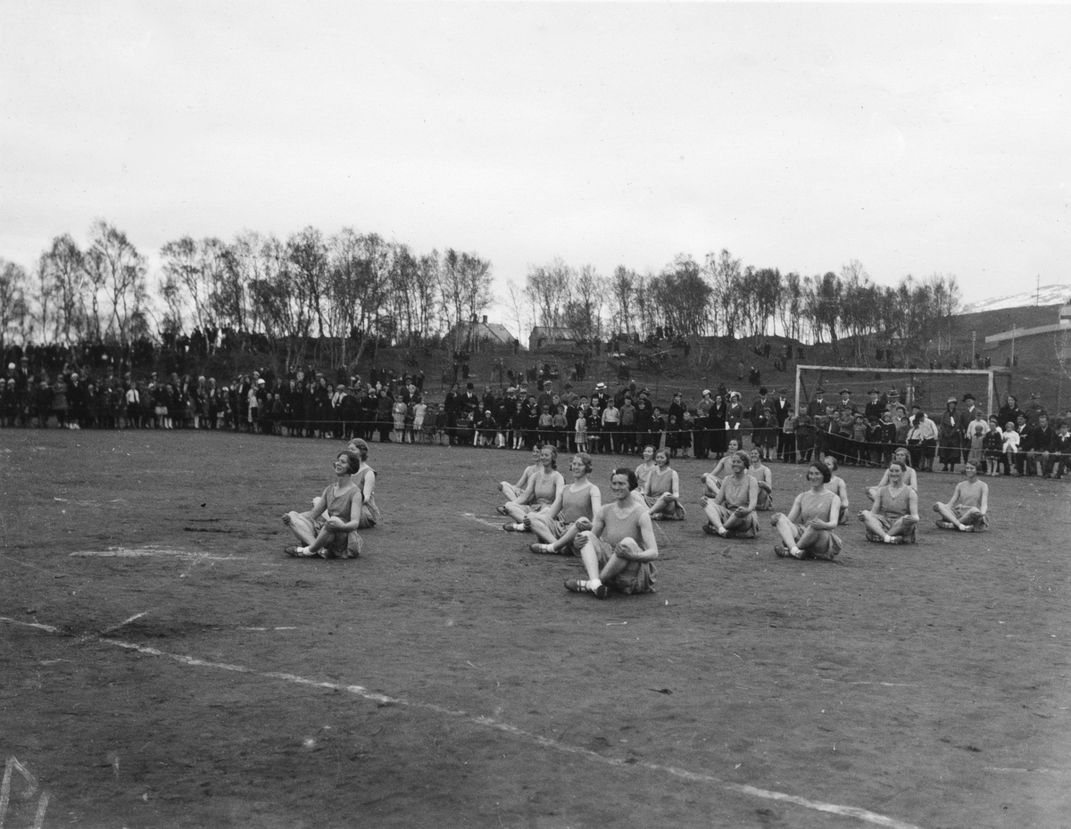 Kvinner har turnoppvisning på Harstad Stadion.