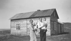 "Alvilde og Edvin Pedersen med deres to eldste barn Henry og