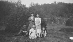 "Foran fra venstre: Birger Pedersen, Alida Pedersen og Åge P