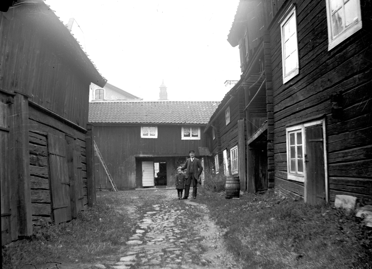 Gårdsinteriör Råbergska gården ca 1900. Fotot föreställer troligen garvare Per August Råberg med en av sina söner. Fotograf: S Råberg Fotokopia finns.