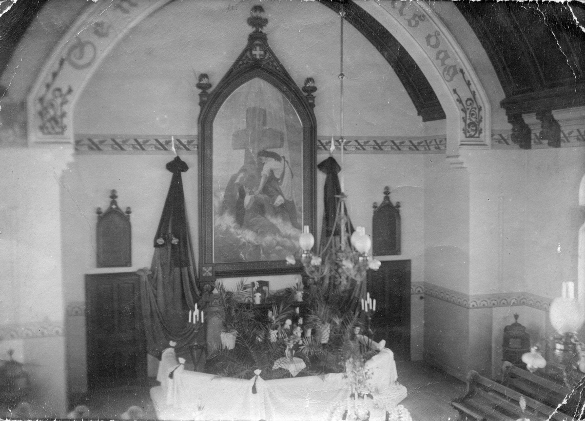 Fotografi av sorgprydda metodistkyrkan i Köping den 3 januari 1916.