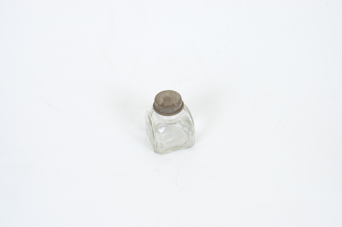 Form: firkantet, lav flaske, med rund kork, tykt glass
