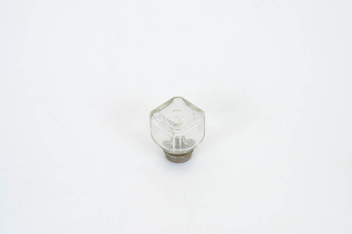 Form: firkantet, lav flaske, med rund kork, tykt glass
