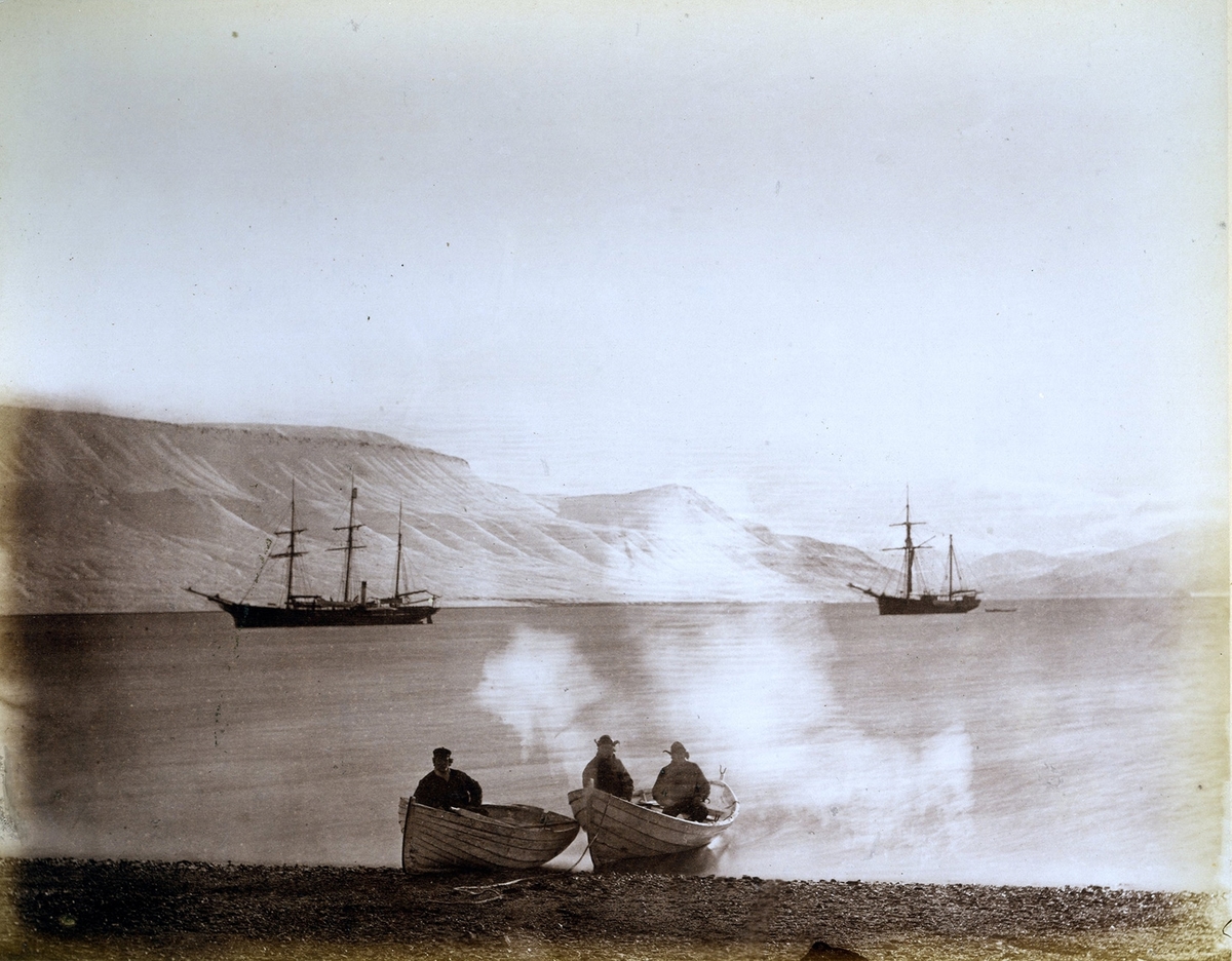 "Diana and Samson in Green Harbour September 1873". Leigh Smiths expeditions- respektive underhållsfartyg i Grönfjorden. Oidentifierade män i förgrunden.