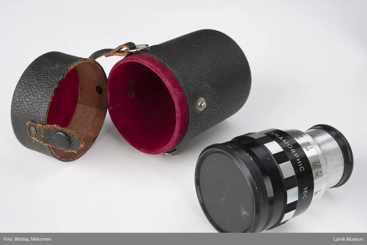 Bærbar filmframviser med innebygget høytaler i lokket. Løst ekstrautstyr