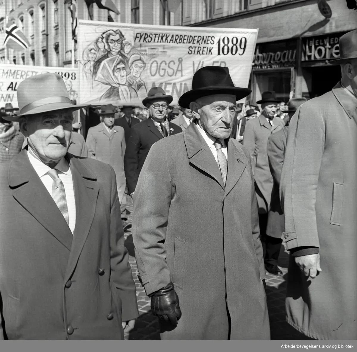 1. mai 1962 i Oslo.Demonstrasjonstoget i Karl Johans gate.Parole: Fyrstikkarbeidernes streik 1889.Også vi er mennesker