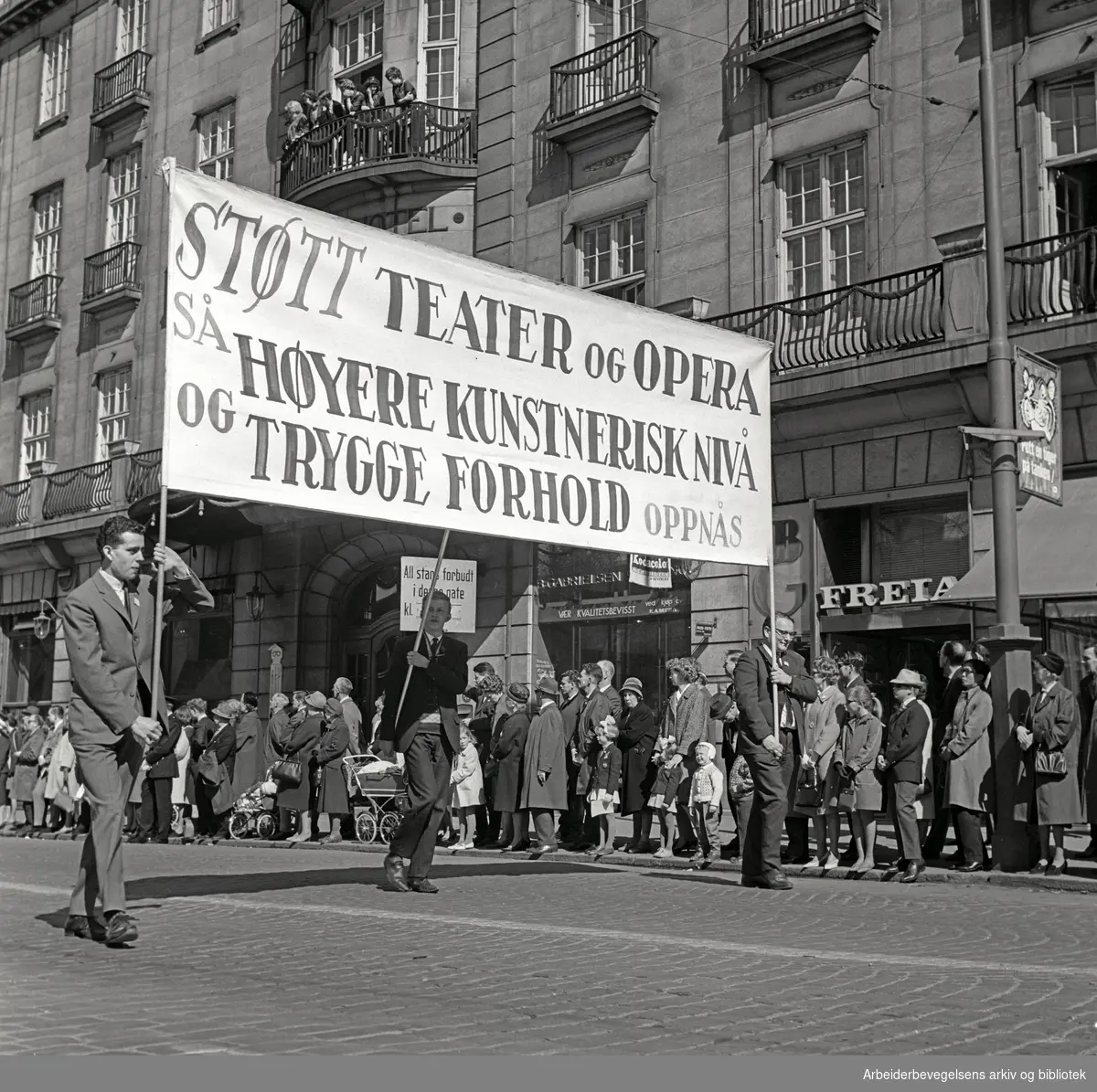 1. mai 1965 i Oslo.Demonstrasjonstoget i Karl Johans gate.Parole: Støtt teater og opera så høyere kunstnerisk nivå og trygge forhold oppnås