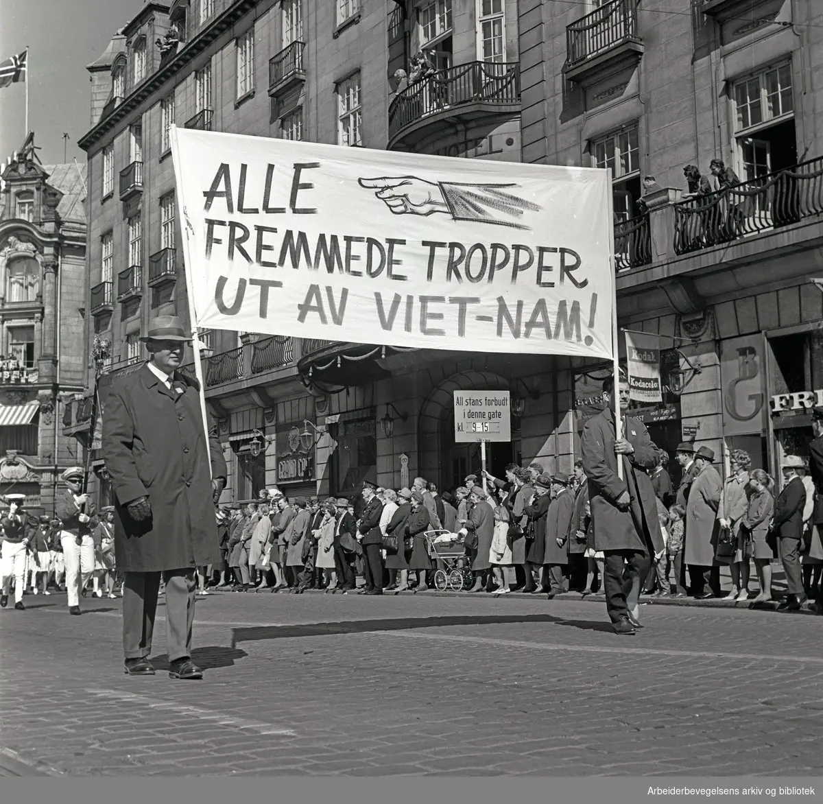 1. mai 1965 i Oslo.Demonstrasjonstoget i Karl Johans gate.Parole: Alle fremmede tropper ut av Viet-Nam!.